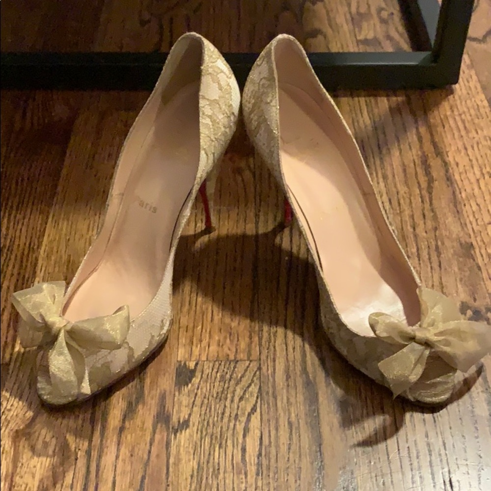 Louboutin gold lace with bow peep toe 42